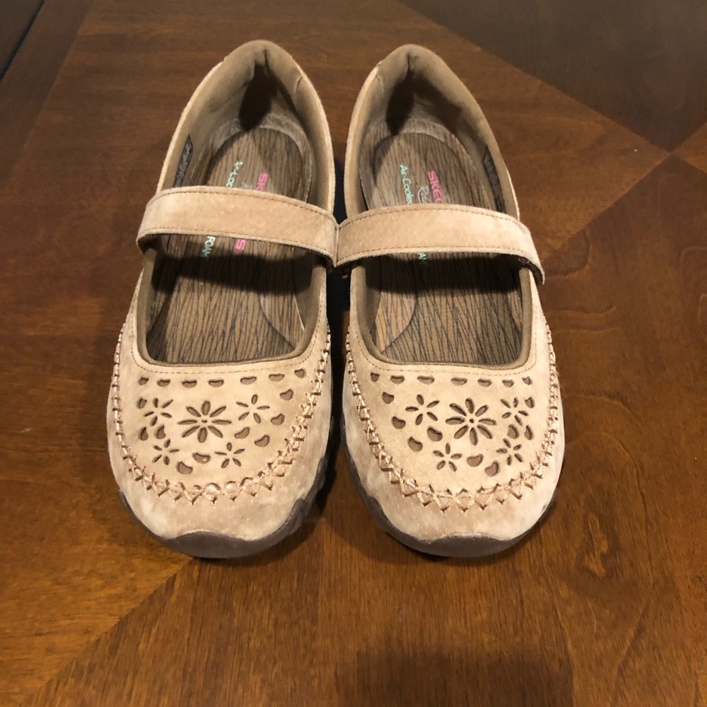 Skechers tan and brown Mary janes, pretty detailing on stitching and design.